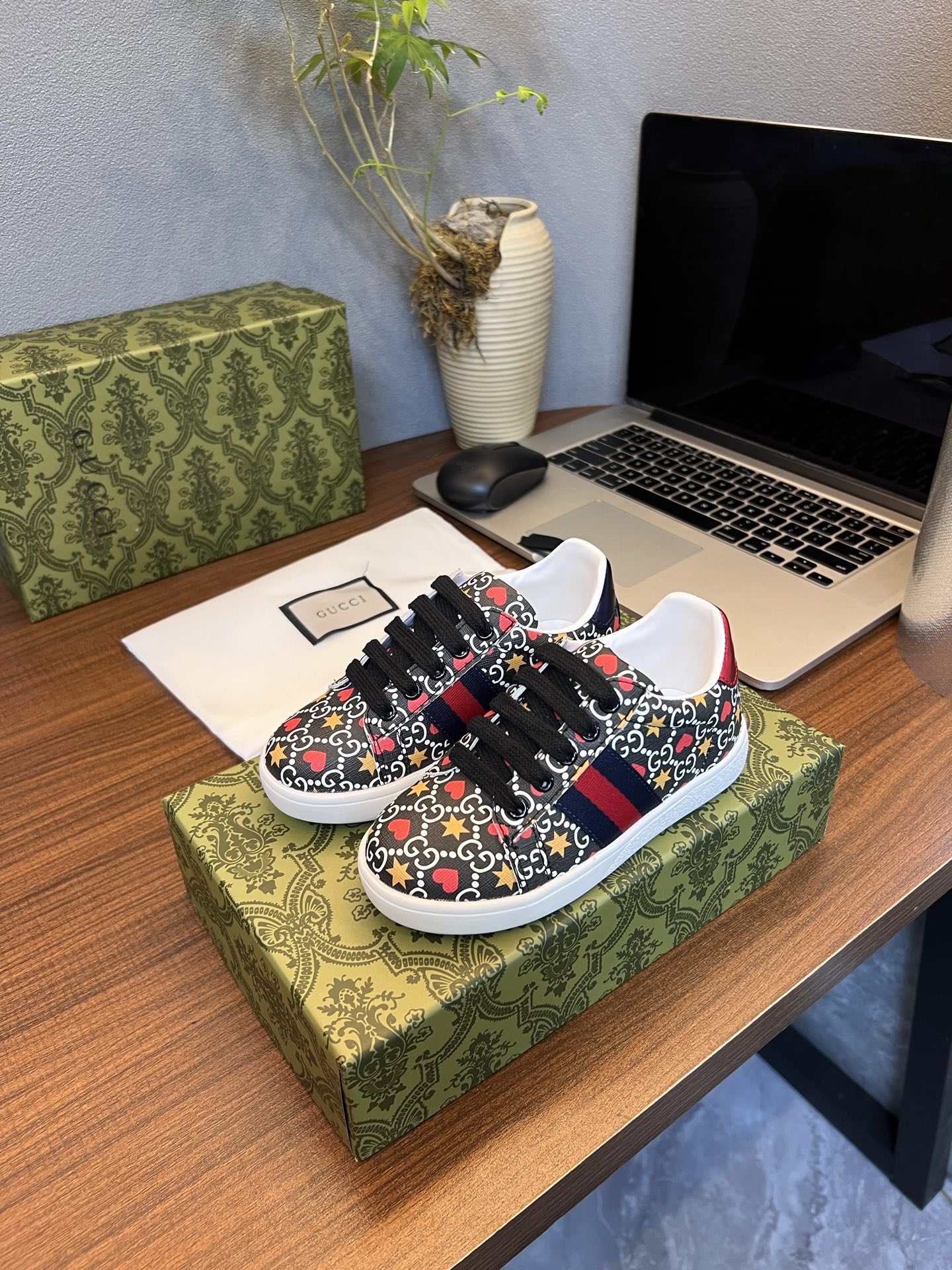Children's shoes child